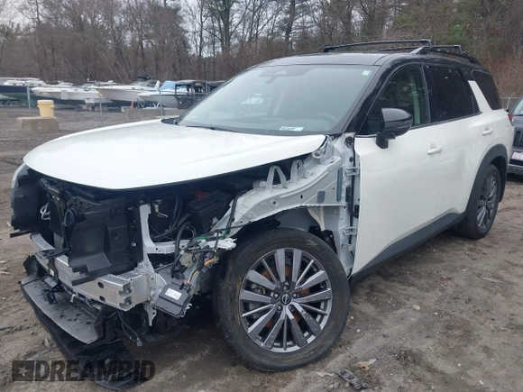 2023 Nissan Pathfinder SL z VIN 5N1DR3CD3PC277947, wystawiony jako IAAI lot #41766056 z przebiegiem 17 809 mil mil oraz . Historia ofert i sprzedaży dostępna na DreamBid. Obrazek 2.