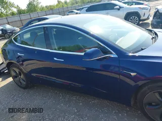 2018 Tesla Model 3 Long Range Battery z VIN 5YJ3E1EB0JF064945, wystawiony jako IAAI lot #42198286 z przebiegiem 35 112 mil mil oraz . Historia ofert i sprzedaży dostępna na DreamBid. Obrazek 14.