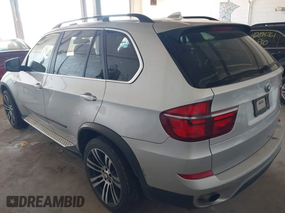 2013 BMW X5 xDrive35i z VIN 5UXZV4C55D0B09049, wystawiony jako IAAI lot #42193454 z przebiegiem 186 845 mil mil oraz . Historia ofert i sprzedaży dostępna na DreamBid. Obrazek 3.