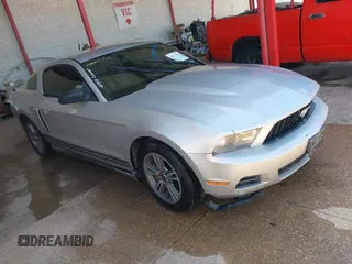 2010 Ford Mustang V6 z VIN 1ZVBP8AN6A5102403, wystawiony jako IAAI lot #42774044 z przebiegiem 186 053 mil mil oraz . Historia ofert i sprzedaży dostępna na DreamBid. Obrazek 1.
