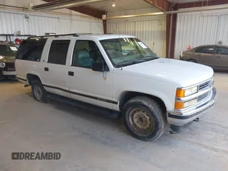 1999 Chevrolet Suburban z VIN 3GNFK16RXXG251900, wystawiony jako IAAI lot #42207733 z przebiegiem 224 819 mil mil oraz . Historia ofert i sprzedaży dostępna na DreamBid. Obrazek 1.