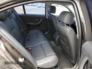 2009 BMW 3 Series 328i z VIN WBAPH57569NM34006, wystawiony jako Copart lot #56855315 z przebiegiem 146 045 mil mil oraz Czysty tytuł • Clean title. Historia ofert i sprzedaży dostępna na DreamBid. Obrazek 10.