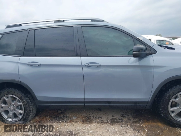 2025 Honda Passport TrailSport z VIN 5FNYF8H69SB012063, wystawiony jako IAAI lot #42060797 z przebiegiem 6078 mil mil oraz . Historia ofert i sprzedaży dostępna na DreamBid. Obrazek 13.
