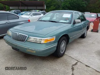 1997 Mercury Grand Marquis GS z VIN 2MELM74W8VX735986, wystawiony jako IAAI lot #42127919 z przebiegiem 135 895 mil mil oraz . Historia ofert i sprzedaży dostępna na DreamBid. Obrazek 2.