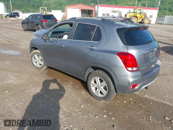 2020 Chevrolet Trax LT z VIN 3GNCJPSB7LL323025, wystawiony jako IAAI lot #42258130 z przebiegiem 55 635 mil mil oraz . Historia ofert i sprzedaży dostępna na DreamBid. Obrazek 3.