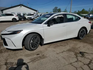 2025 Toyota Camry LE z VIN 4T1DAACK3SU570793, wystawiony jako Copart lot #55525395 z przebiegiem Nie podano mil oraz Szkoda całkowita • Salvage title. Historia ofert i sprzedaży dostępna na DreamBid. Obrazek 1.