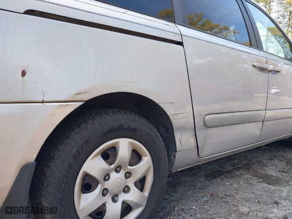 2006 Kia Sedona LX with VIN KNDMB233566051819, listed as a IAAI auction lot 41613374 with 185,837 mi miles. Bid and sale history available at carsss.com. Image 15.