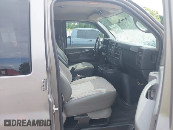 2012 Chevrolet Express Passenger 1LT z VIN 1GAZG1FAXC1179373, wystawiony jako IAAI lot #42348209 z przebiegiem 112 719 mil mil oraz . Historia ofert i sprzedaży dostępna na DreamBid. Obrazek 5.