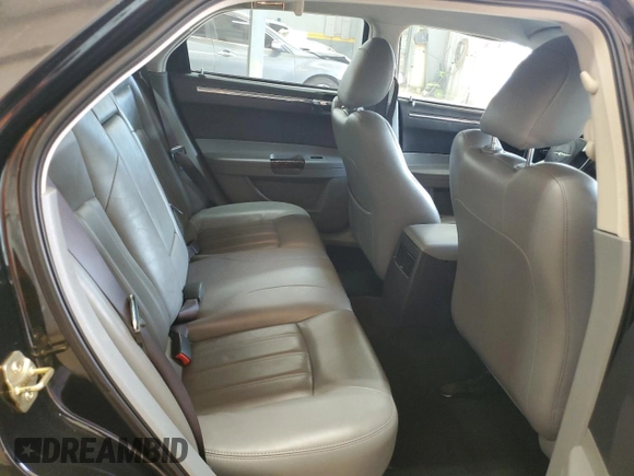 2005 Chrysler 300 C z VIN 2C3JA63H95H577428, wystawiony jako Copart lot #50975795 z przebiegiem 130 630 mil mil oraz Szkoda całkowita • Salvage title. Historia ofert i sprzedaży dostępna na DreamBid. Obrazek 10.