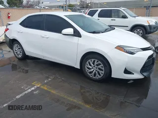 2018 Toyota Corolla L z VIN 2T1BURHE5JC003906, wystawiony jako IAAI lot #41527295 z przebiegiem 93 741 mil mil oraz . Historia ofert i sprzedaży dostępna na DreamBid. Obrazek 1.