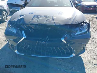 2024 Lexus ES 350 Luxury z VIN 58AEZ1B11RU179019, wystawiony jako IAAI lot #41286693 z przebiegiem 13 704 mil mil oraz . Historia ofert i sprzedaży dostępna na DreamBid. Obrazek 6.