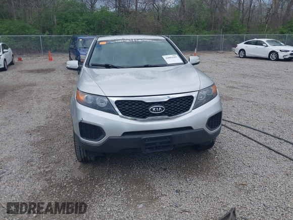 2013 Kia Sorento LX with VIN 5XYKTCA60DG372961, listed as a IAAI auction lot 42061693 with 181,034 mi miles. Bid and sale history available at carsss.com. Image 13.
