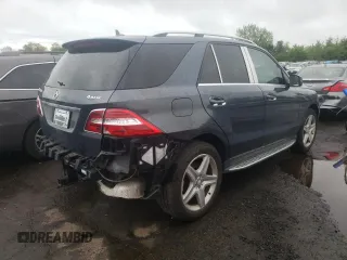 2013 Mercedes-Benz M 550 z VIN 4JGDA7DBXDA151247, wystawiony jako Copart lot #54742695 z przebiegiem 131 205 mil mil oraz Szkoda całkowita • Salvage title. Historia ofert i sprzedaży dostępna na DreamBid. Obrazek 3.