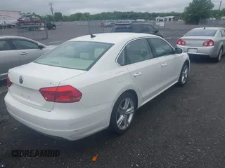 2014 Volkswagen Passat SE z VIN 1VWBT7A33EC032459, wystawiony jako IAAI lot #42259640 z przebiegiem 168 706 mil mil oraz . Historia ofert i sprzedaży dostępna na DreamBid. Obrazek 4.