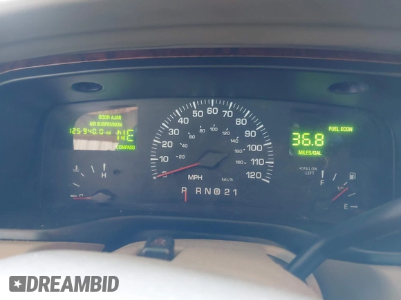2000 Lincoln Town Car Signature z VIN 1LNHM82W1YY869805, wystawiony jako IAAI lot #42051938 z przebiegiem 125 940 mil mil oraz . Historia ofert i sprzedaży dostępna na DreamBid. Obrazek 7.