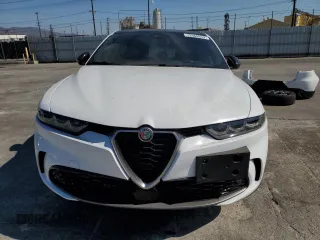 2024 Alfa Romeo Tonale Ti z VIN ZASPATCWXR3037330, wystawiony jako Copart lot #72960834 z przebiegiem 6253 mil mil oraz Szkody całkowita. Historia ofert i sprzedaży dostępna na DreamBid. Obrazek 5.