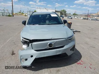 2025 Volvo XC40 Core z VIN YV4ER3HJ8S2503399, wystawiony jako IAAI lot #42220871 z przebiegiem 3339 mil mil oraz . Historia ofert i sprzedaży dostępna na DreamBid. Obrazek 13.