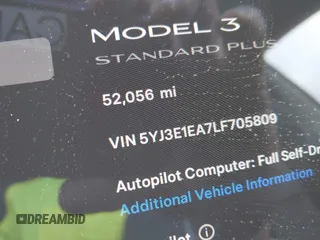 2020 Tesla Model 3 Standard Range Plus z VIN 5YJ3E1EA7LF705809, wystawiony jako IAAI lot #42146416 z przebiegiem 52 056 mil mil oraz . Historia ofert i sprzedaży dostępna na DreamBid. Obrazek 16.