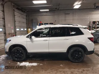 2025 Honda Passport Black Edition z VIN 5FNYF8H84SB003594, wystawiony jako IAAI lot #41582469 z przebiegiem Nie podano mil oraz . Historia ofert i sprzedaży dostępna na DreamBid. Obrazek 13.