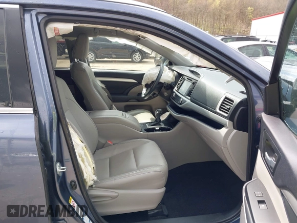 2015 Toyota Highlander XLE z VIN 5TDJKRFH5FS080160, wystawiony jako IAAI lot #42037799 z przebiegiem 135 694 mil mil oraz . Historia ofert i sprzedaży dostępna na DreamBid. Obrazek 5.