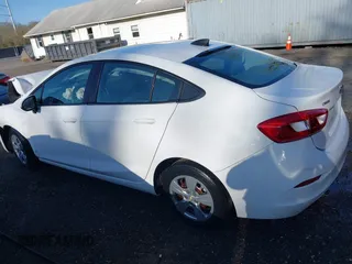 2017 Chevrolet Cruze LS z VIN 1G1BC5SM1H7252008, wystawiony jako IAAI lot #41880627 z przebiegiem 104 693 mil mil oraz . Historia ofert i sprzedaży dostępna na DreamBid. Obrazek 3.