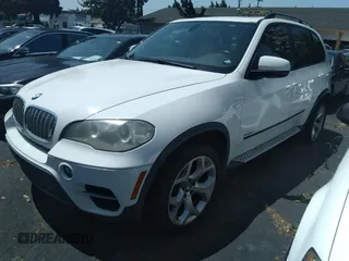 2011 BMW X5 35d z VIN 5UXZW0C59BL662592, wystawiony jako IAAI lot #42317116 z przebiegiem 93 848 mil mil oraz . Historia ofert i sprzedaży dostępna na DreamBid. Obrazek 2.