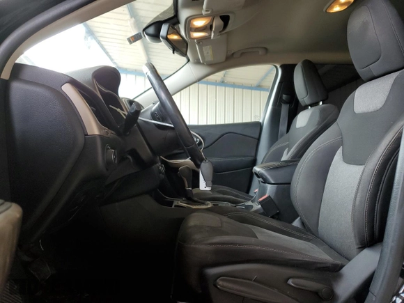 2018 Jeep Cherokee Latitude Tech Connect with VIN 1C4PJLCBXJD552982, listed as a Copart auction lot 49945225 with 157,930 mi miles and Salvage title. Bid and sale history available at DreamBid. Image 7.