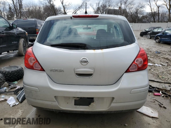 2007 Nissan Versa SL z VIN 3N1BC13E07L376632, wystawiony jako Copart lot #59384975 z przebiegiem Nie podano mil oraz Nie do naprawy • Non repairable. Historia ofert i sprzedaży dostępna na DreamBid. Obrazek 6.