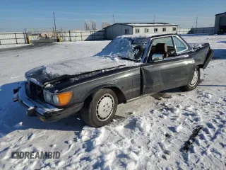 1985 Mercedes-Benz 380 z VIN WDBBA45C1FA026172, wystawiony jako Copart lot #44573545 z przebiegiem 149 808 mil mil oraz Szkody całkowita. Historia ofert i sprzedaży dostępna na DreamBid. Obrazek 1.
