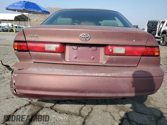 1998 Toyota Camry LE с VIN 4T1BG22K3WU313572, выставлен на аукционе Copart как лот 60435655 с пробегом 246 229 миль миль и Списание • Salvage title. История ставок и продаж доступна на DreamBid. Изображение 6.