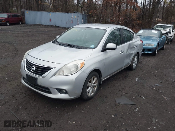 2013 Nissan Versa S Plus z VIN 3N1CN7AP9DL838834, wystawiony jako IAAI lot #41959162 z przebiegiem 94 906 mil mil oraz . Historia ofert i sprzedaży dostępna na DreamBid. Obrazek 2.