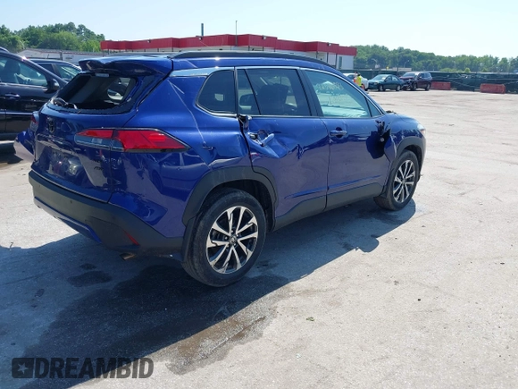 2022 Toyota Corolla Cross XLE z VIN 7MUDAABG4NV004836, wystawiony jako IAAI lot #42546573 z przebiegiem 23 821 mil mil oraz . Historia ofert i sprzedaży dostępna na DreamBid. Obrazek 4.