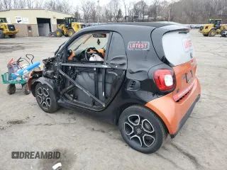 2019 Smart fortwo Pure z VIN WMEFJ9BA3KK410320, wystawiony jako Copart lot #82931664 z przebiegiem Nie podano mil oraz Szkody całkowita. Historia ofert i sprzedaży dostępna na DreamBid. Obrazek 2.