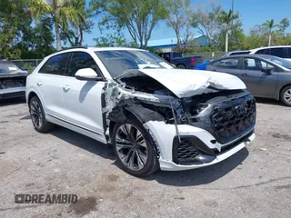 2025 Audi Q8 Premium Plus z VIN WA1EVBF18SD011370, wystawiony jako IAAI lot #42033326 z przebiegiem 164 mil mil oraz . Historia ofert i sprzedaży dostępna na DreamBid. Obrazek 1.