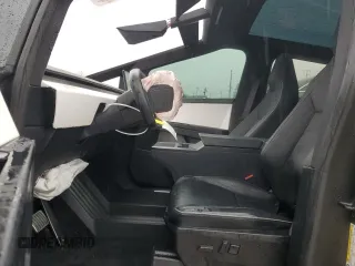 2024 Tesla Cybertruck z VIN 7G2CEHED6RA010128, wystawiony jako Copart lot #45325565 z przebiegiem 8 331 mil mil oraz Szkoda całkowita • Salvage title. Historia ofert i sprzedaży dostępna na DreamBid. Obrazek 7.