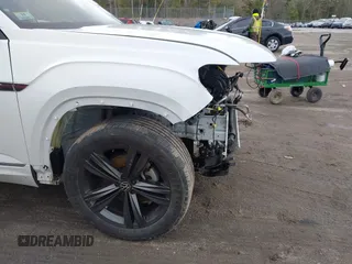 2022 Volkswagen Atlas SEL R-Line z VIN 1V2AR2CA3NC548668, wystawiony jako IAAI lot #41967112 z przebiegiem 35 101 mil mil oraz . Historia ofert i sprzedaży dostępna na DreamBid. Obrazek 18.