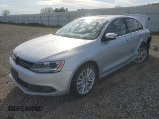 2014 Volkswagen Jetta SEL z VIN 3VWL17AJ4EM426947, wystawiony jako Copart lot #49431185 z przebiegiem 104 254 mil mil oraz Szkoda całkowita • Salvage title. Historia ofert i sprzedaży dostępna na DreamBid. Obrazek 1.