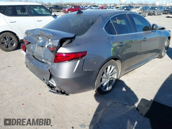 2018 Alfa Romeo Giulia with VIN ZARFAEBN0J7575095, listed as a IAAI auction lot 41257535 with 1 mi miles. Bid and sale history available at carsss.com. Image 4.