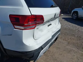 2018 Volkswagen Atlas SE with VIN 1V2LR2CA3JC577302, listed as a IAAI auction lot 41733691 with 66,185 mi miles and . Bid and sale history available at DreamBid. Image 6.
