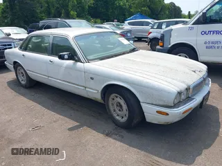 1999 Jaguar XJ z VIN SAJKD6045XC875524, wystawiony jako IAAI lot #42396434 z przebiegiem 167 104 mil mil oraz . Historia ofert i sprzedaży dostępna na DreamBid. Obrazek 1.