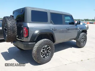 2023 Ford Bronco z VIN 1FMEE5DP8PLA91454, wystawiony jako IAAI lot #42805631 z przebiegiem 49 354 mil mil oraz . Historia ofert i sprzedaży dostępna na DreamBid. Obrazek 4.