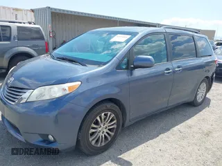 2017 Toyota Sienna XLE Auto Access Seat z VIN 5TDYZ3DC3HS826445, wystawiony jako IAAI lot #42455408 z przebiegiem 89 495 mil mil oraz . Historia ofert i sprzedaży dostępna na DreamBid. Obrazek 17.