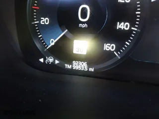 2018 Volvo XC60 Momentum with VIN LYV102RK8JB082200, listed as a IAAI auction lot 41683184 with 99,535 mi miles. Bid and sale history available at carsss.com. Image 15.