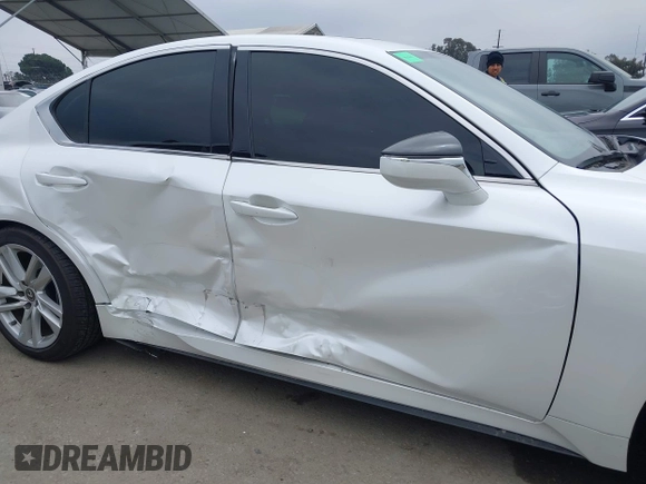 2021 Lexus IS 300 z VIN JTHCA1D27M5115858, wystawiony jako IAAI lot #42131418 z przebiegiem 17 069 mil mil oraz . Historia ofert i sprzedaży dostępna na DreamBid. Obrazek 6.