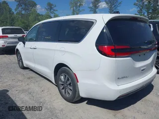 2024 Chrysler Pacifica Hybrid Select z VIN 2C4RC1S72RR117788, wystawiony jako IAAI lot #42318543 z przebiegiem 21 855 mil mil oraz . Historia ofert i sprzedaży dostępna na DreamBid. Obrazek 3.