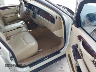 2006 Lincoln Town Car Signature z VIN 1LNHM81W36Y602874, wystawiony jako IAAI lot #42414765 z przebiegiem 121 459 mil mil oraz . Historia ofert i sprzedaży dostępna na DreamBid. Obrazek 5.