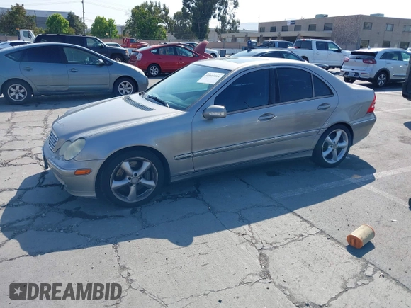2004 Mercedes-Benz C 230 Kompressor z VIN WDBRF40J24A594806, wystawiony jako IAAI lot #42444464 z przebiegiem 266 778 mil mil oraz . Historia ofert i sprzedaży dostępna na DreamBid. Obrazek 2.