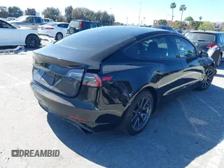2019 Tesla Model 3 Mid Range z VIN 5YJ3E1EA5KF306816, wystawiony jako IAAI lot #41710916 z przebiegiem 76 222 mil mil oraz . Historia ofert i sprzedaży dostępna na DreamBid. Obrazek 4.