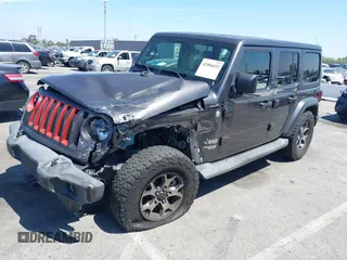 2020 Jeep Wrangler Unlimited Freedom z VIN 1C4HJXDG8LW338702, wystawiony jako IAAI lot #42006692 z przebiegiem 48 389 mil mil oraz . Historia ofert i sprzedaży dostępna na DreamBid. Obrazek 17.