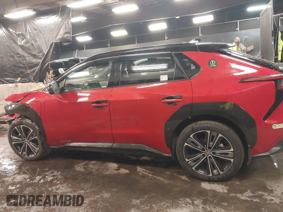2023 Toyota bZ4X XLE z VIN JTMABACA5PA035498, wystawiony jako IAAI lot #41386031 z przebiegiem 18 529 mil mil oraz . Historia ofert i sprzedaży dostępna na DreamBid. Obrazek 15.
